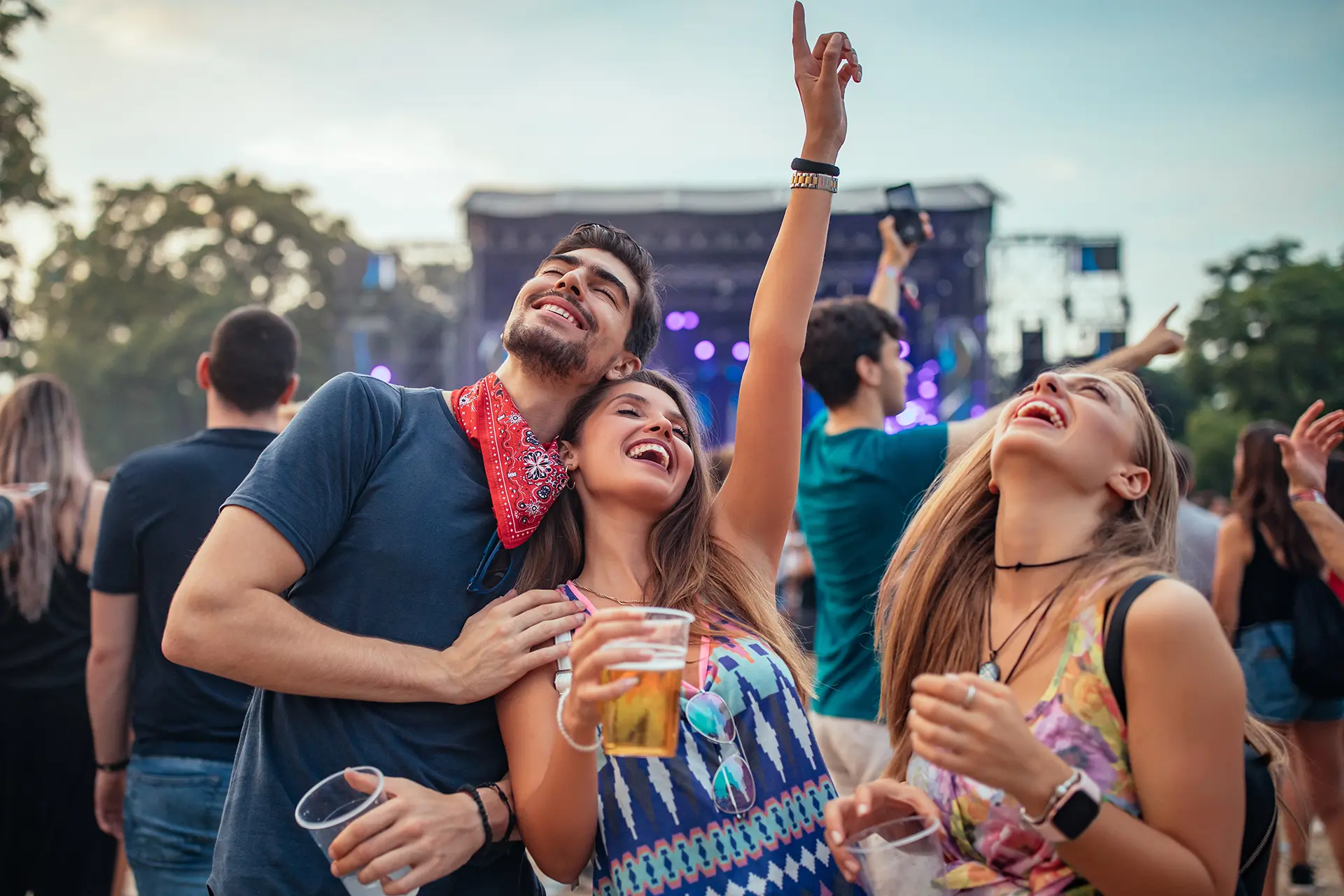 Amigos en un festival de música