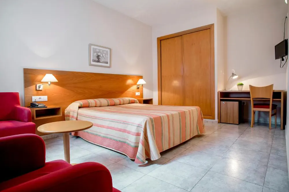 Habitaciones Hotel Rostits Castellón doble cama de matrimonio con terraza